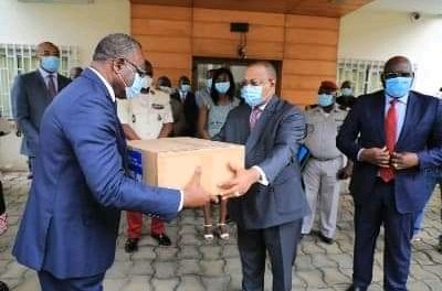 Gabon/lutte contre le Covid-19 : le Premier ministre Julien Nkoghe Bekale reçoit un don de l’OMS pour le  personnel soignant