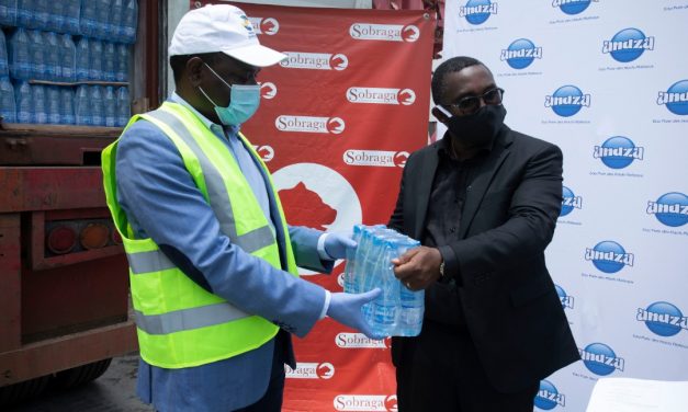 Gabon/Mesures de confinement en riposte au Covid19: la Sobraga offre un conteneur d’eau ANDZA pour la banque alimentaire