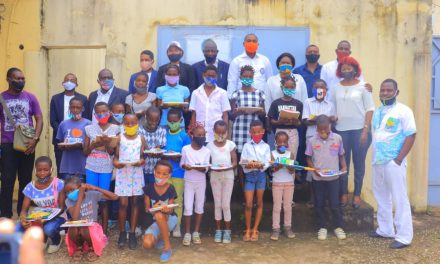 Gabon: Remise des kits scolaires par la coopérative des jeunes Owendois pour l’émergence(COPE) au quartier Akournam2