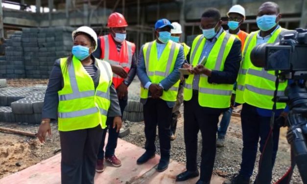 Réhabilitation,extension,et construction des établissements scolaires: Camélia Ntoutoume Leclercq sur le terrain, en visite d&rsquo;inspection