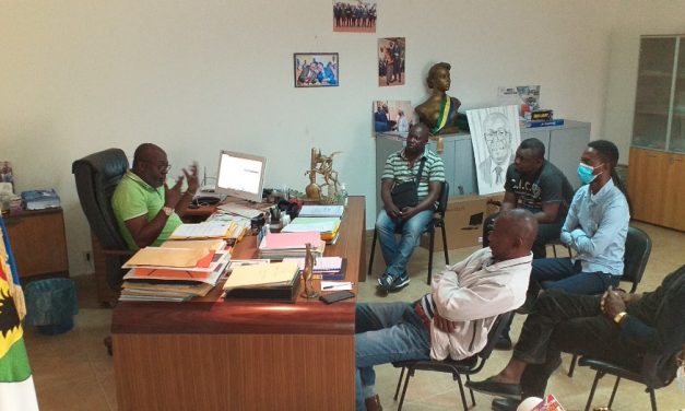 Oyem: La presse locale chez le Maire Christian Abessolo