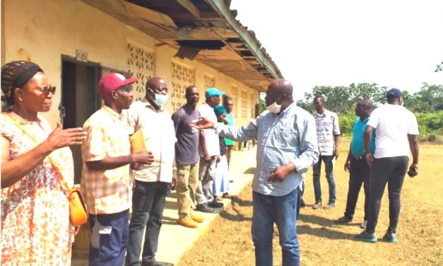 Oyem/Don de mobilier scolaire: Le maire Christian Abessolo au chevet de l&rsquo;école catholique d&rsquo;andomeodzip