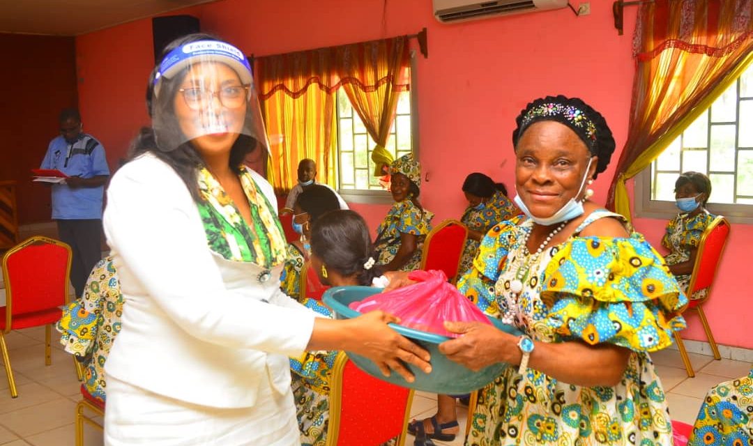 Oyem/Journée Internationale de la femme: Le couple municipal offre des kits alimentaires aux veuves