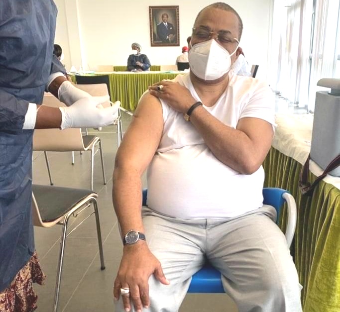 Gabon/Vaccination contre la Covid-19: Le député Julien Nkoghe Bekale a reçu sa 2ème dose de vaccin