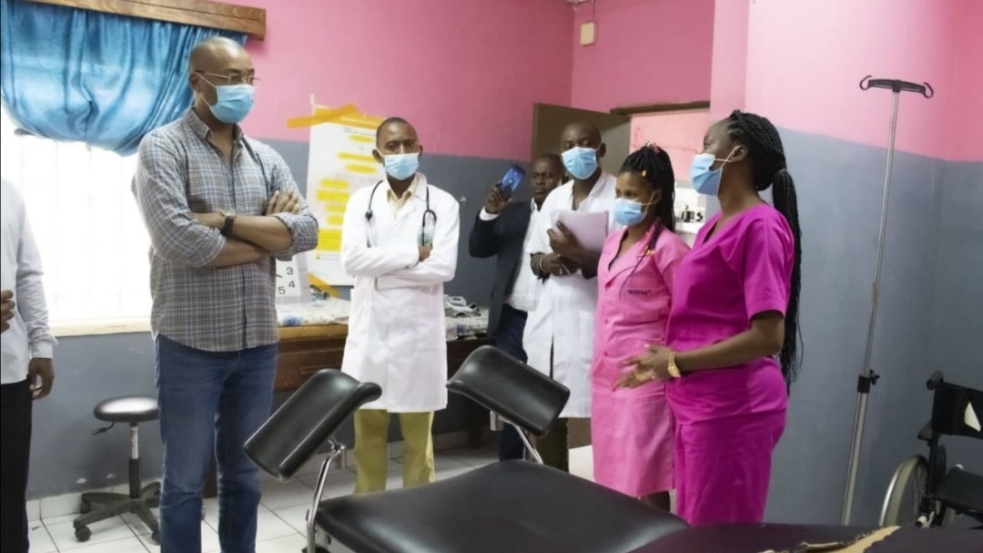 Gabon : Dr Guy Patrick Obiang Ndong en visite dans plusieurs dispensaires à l’intérieur du pays