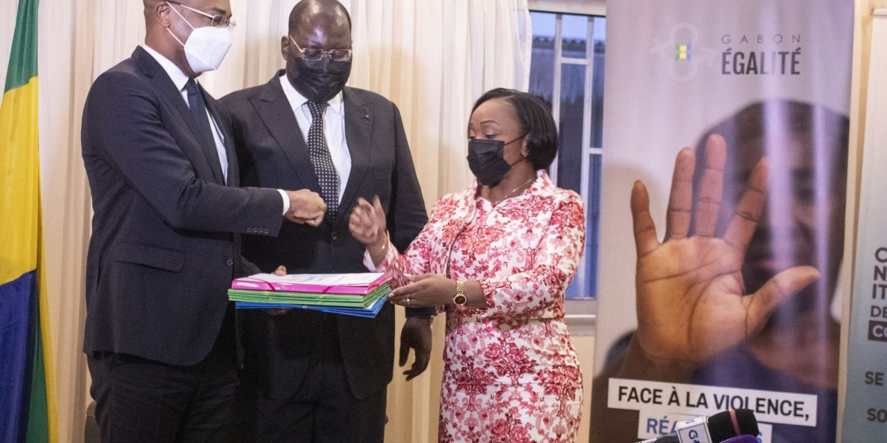 Gabon/Affaires sociales: Passation des charges entre Prisca Koho épse Nlend, Ministre sortant et le Dr. Guy Patrick Obiang Ndong