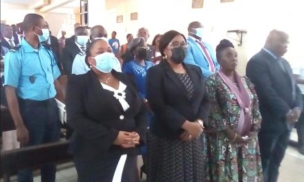 Journée nationale de l’enseignant : Camélia Ntoutoume Leclercq prend part à la messe d’action de grâce en hommage aux disparus aux côtés des partenaires sociaux