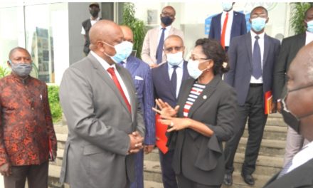 Coopération Gabon/RDC: Dr. Jean Jacques Mbungani Mbanda, Ministre Congolais de la Santé Publique en visite de travail à l’usine la Santé Pharmaceutique de Nkok