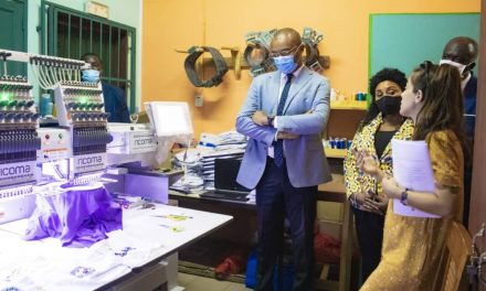 Gabon: Dr Guy Patrick Obiang Ndong en visite au siège de l’association Arc-en-ciel