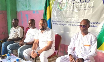 Gabon: Axel Jesson Ayenoue prend part à une conférence débat au quartier Plaine Orety