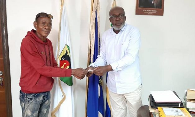 Gabon/Oyem : Le Maire 𝗖𝗵𝗿𝗶𝘀𝘁𝗶𝗮𝗻 𝗔𝗕𝗘𝗦𝗦𝗢𝗟𝗢 𝗠𝗘𝗡𝗚𝗨𝗘𝗬 en soutien à l’artiste 𝗡𝗗𝗢𝗡𝗚 𝗠𝗕𝗢𝗨𝗟𝗔