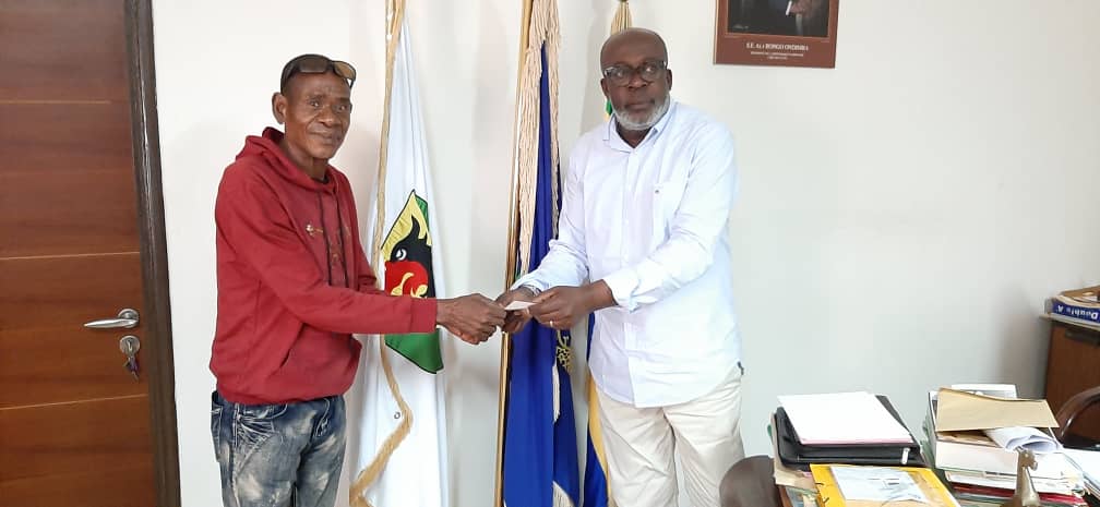 Gabon/Oyem : Le Maire 𝗖𝗵𝗿𝗶𝘀𝘁𝗶𝗮𝗻 𝗔𝗕𝗘𝗦𝗦𝗢𝗟𝗢 𝗠𝗘𝗡𝗚𝗨𝗘𝗬 en soutien à l’artiste 𝗡𝗗𝗢𝗡𝗚 𝗠𝗕𝗢𝗨𝗟𝗔