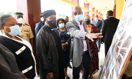 Gabon/infrastructures scolaires : Ali Bongo visite deux nouveaux complexes scolaires dans le grand Libreville