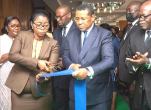 Coupure du ruban par le Premier ministre gabonais Rose Ossouka Raponda en présence du Pr Daniel 