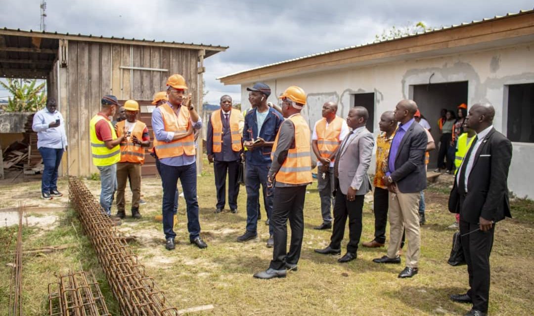 Gabon: Dr. Guy Patrick Obiang visite les travaux de réhabilitation des structures sanitaires d’Okondja, d’Akieni et de Léconi