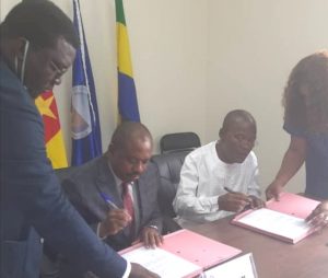 Lors de la signature de l'accord cadre des formations MBA à Douala.