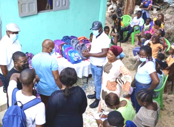 Rose Christiane Ossouka Raponda fait un don des kits scolaires pour les enfants du Grand Libreville