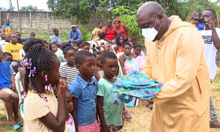 Gabon/Action sociale : Samuel Mbombe offre plus de 500 kits scolaires aux enfants du 2ème arrondissement d’Akanda