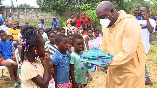 Gabon/Action sociale : Samuel Mbombe offre plus de 500 kits scolaires aux enfants du 2ème arrondissement d’Akanda