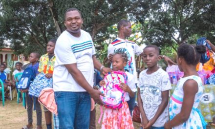 Action sociale/1er arrondissement de la commune d’Owendo: l’AJCO offre des kits scolaires aux jeunes apprenants