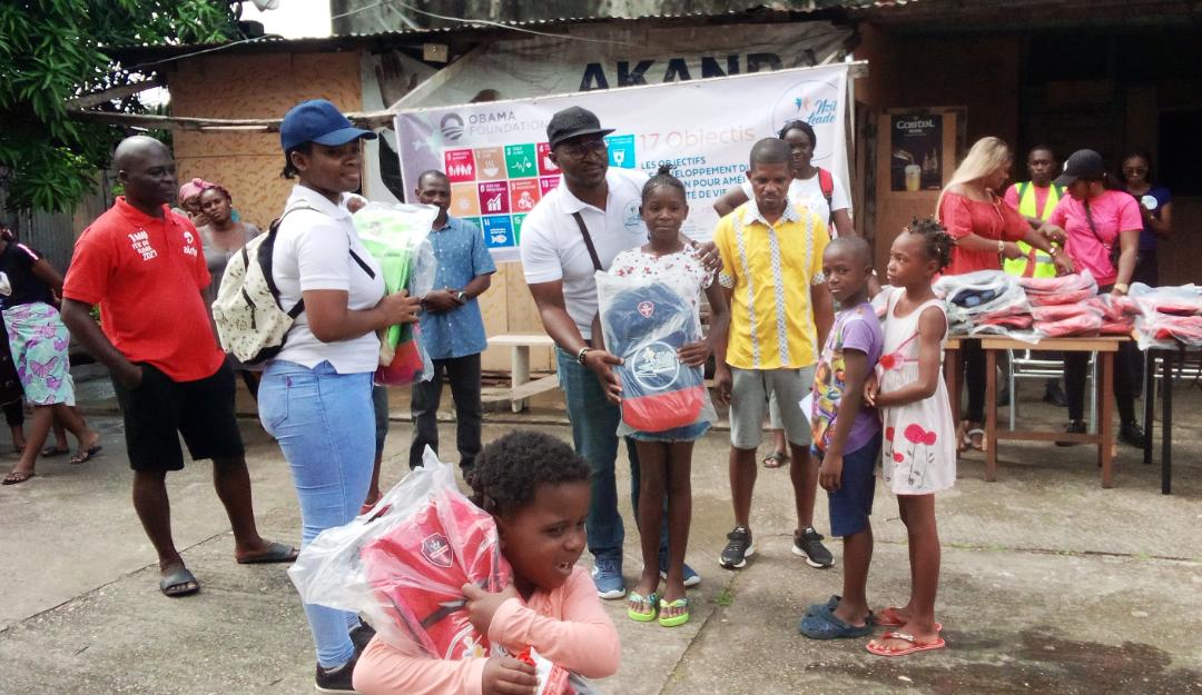 Distribution des kits scolaires : l’association Nzila Leaders en bon samaritain pour une centaine d’enfants à Okala (CICIBA)