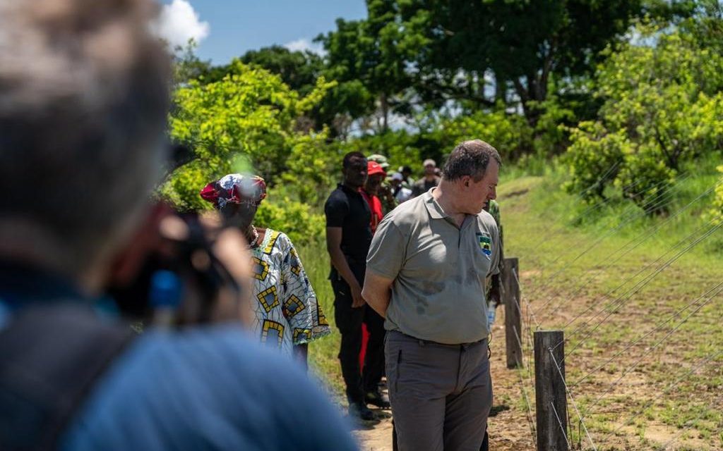 Gabon : Lee White à Kasamabika dans le Parc National de la Lopé en vue de s’assurer du bonfonctionnement de la clôture électrique pilote du Gabon