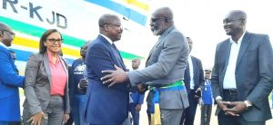 Le Vice-Premier Ministre Alain Claude Bilié-Bi-Nzé accueilli par le le maire de la commune d'Oyem Christian Abessolo Menguey