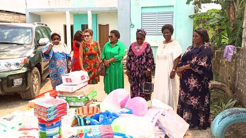 Gabon/Action sociale: Don des femmes, chefs de missions diplomatiques aux enfants démunis et orphelins du centre AEODA d’Akanda