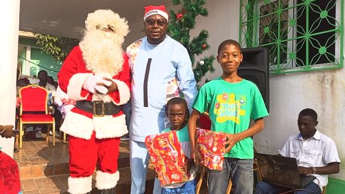 Medouneu: l’honorable Christian Ebe Atomo offre des cadeaux à plus de 700 enfants du 2e siège Canton MBEI, Département du Haut Como/Medouneu
