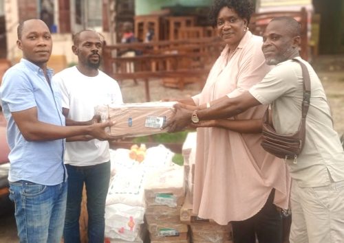Rose Christiane Ossouka Raponda fait des heureux: 7000 enfants des six arrondissement de Libreville bénéficient des cadeaux et kits alimentaires