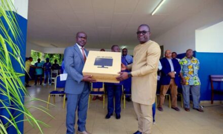 Éducation: Du matériel informatique et des débroussailleuses offert au lycée Jean Baptiste Moandat Mayumba par Rodrigue Mboumba Bissawou