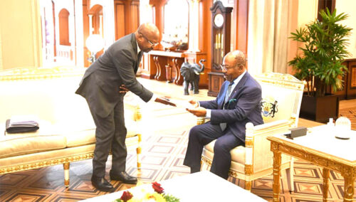 Gabon : Alain-Claude Bilie-By-Nze a remis ce jour le rapport d’étape de ses 100 premiers jours au chef de l’Etat, Ali Bongo