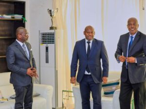 Au sortir de l'audience, Secrétaire général du Parti au milieu, Léon Ababé et le Secrétaire national chargé de l'animation politique dans la province de l'Ogooué-Maritime, le Camarade Richard Albert Royembo.