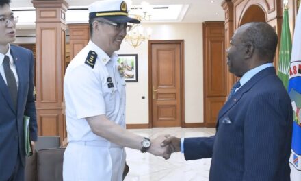 Gabon: Ali Bongo échange avec une délégation conduite par l’Amiral DONG Jun, Commandant en  Chef de la Marine  chinoise