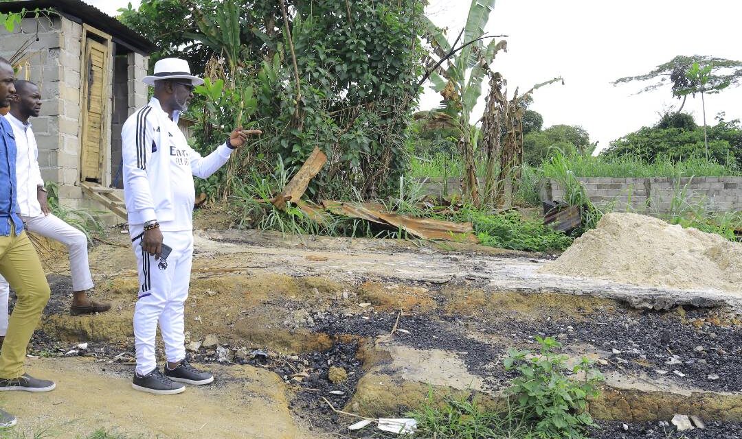 Oyem: Chen Sylvestre Mezui M’Obiang visite les chantiers de réhabilitation des maisons récemment détruites par des incendies