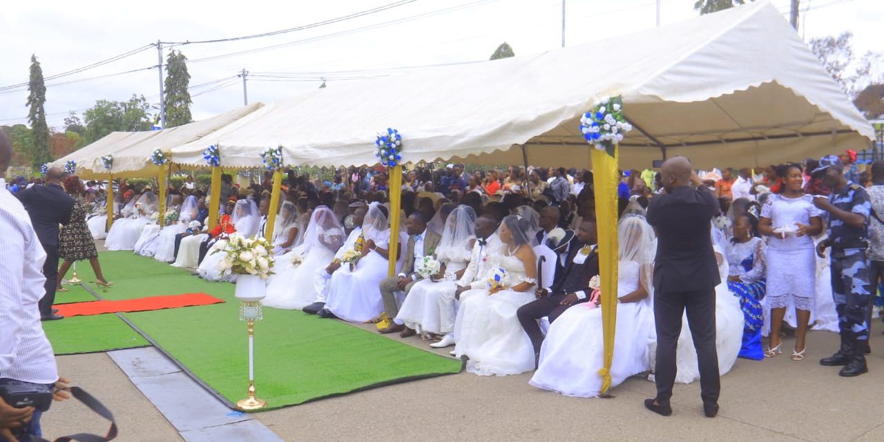Gabon: La Mairie d’Owendo célèbre 100 mariages collectifs financés entièrement par le couple présidentiel
