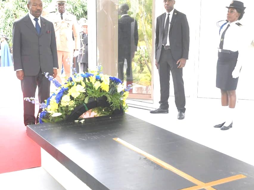 Gabon/16 août 2023 : Ali Bongo Ondimba marque la tradition du Mausolée Léon Mba