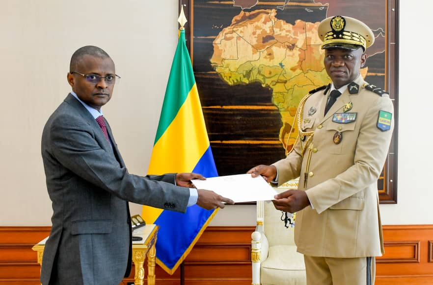 Gabon: Le Président de la Transition, Chef de l’État le Général Brice Clotaire Oligui Nguema s’entretient avec un envoyé spécial de Son Excellence le Général Mahamat Idriss Deby Itno