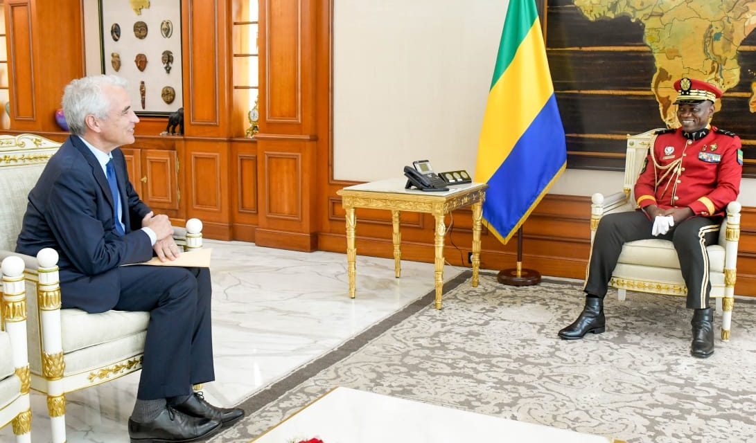 Ballet diplomatique au Palais: Le Chef de l’État, le Général Brice Clotaire OLIGUI NGUEMA, a reçu un groupe de diplomates accrédités au Gabon