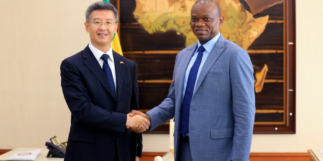 Le Général Brice Clotaire Oligui Nguema s’entretient avec l’Ambassadeur de la République populaire de Chine