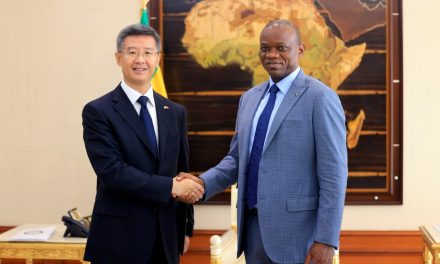 Le Général Brice Clotaire Oligui Nguema s’entretient avec l’Ambassadeur de la République populaire de Chine