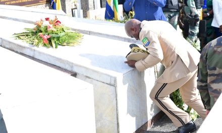 Fête de la Toussaint : Brice Clotaire Oligui Nguema se recueille au mausolée de Georges Damas Aleka