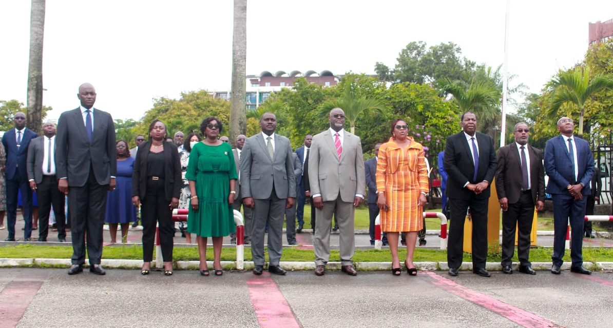 Levée des couleurs au Ministère des Mines:                                  Le Ministre Hervé Patrick Opiangah a présidé la cérémonie