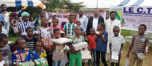 Gabon/Fête de la nativité : À Bitam, Zita Oligui Nguema offre des cadeaux aux enfants