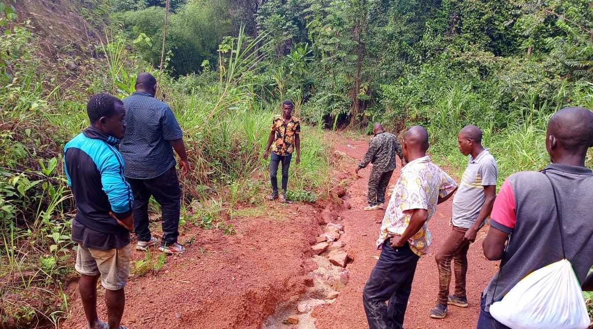 Assainissement des routes : Les populations de Popa dans l’Ogooué Lolo retroussent les manches