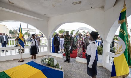 Le Chef de l’État rend hommage à Feu Pierre Mamboundou Mamboundou et Feu Paul-Marie Yembit