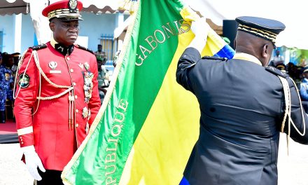 Le Chef de l’Etat préside la cérémonie de passation de commandement des Chefs d’État-Major des Forces Armées Gabonaises