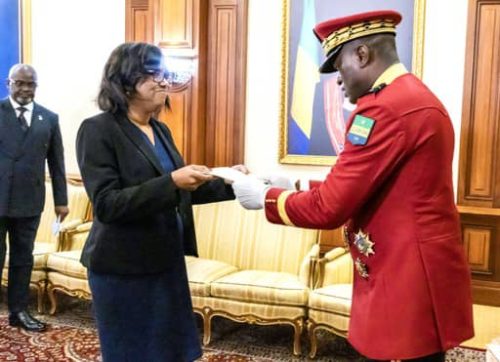 Le Général Brice Clotaire Oligui Nguema reçoit les lettres de créance de cinq nouveaux ambassadeurs accrédités au Gabon