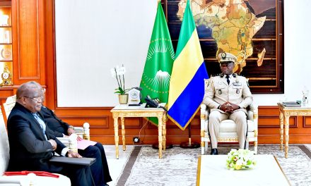 Gabon: Le Général Brice Clotaire Oligui Nguema s’entretient avec le Président de la Commission de la CEMAC