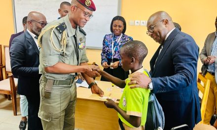 Gabon/Promesse emblématique du Chef de l’État: Les élèves méritants du cycle secondaire reçoivent la bourse